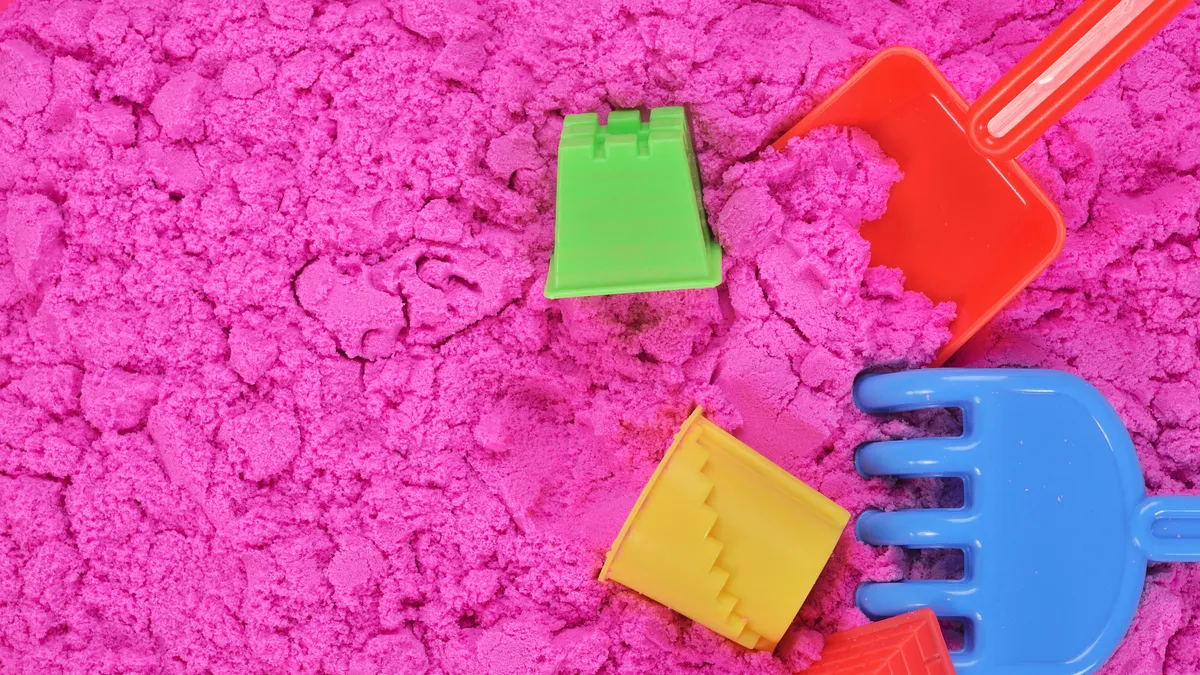 Bebé explorando texturas y colores en una actividad sensorial