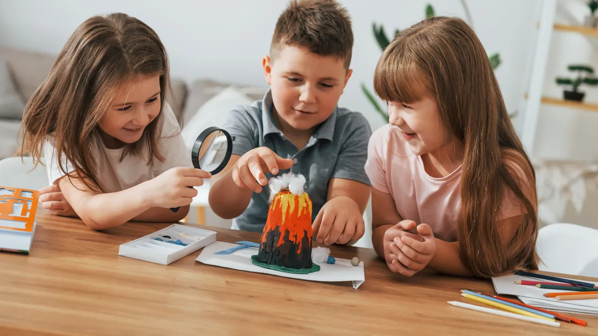 Niños pequeños aprendiendo y explorando con materiales de juego