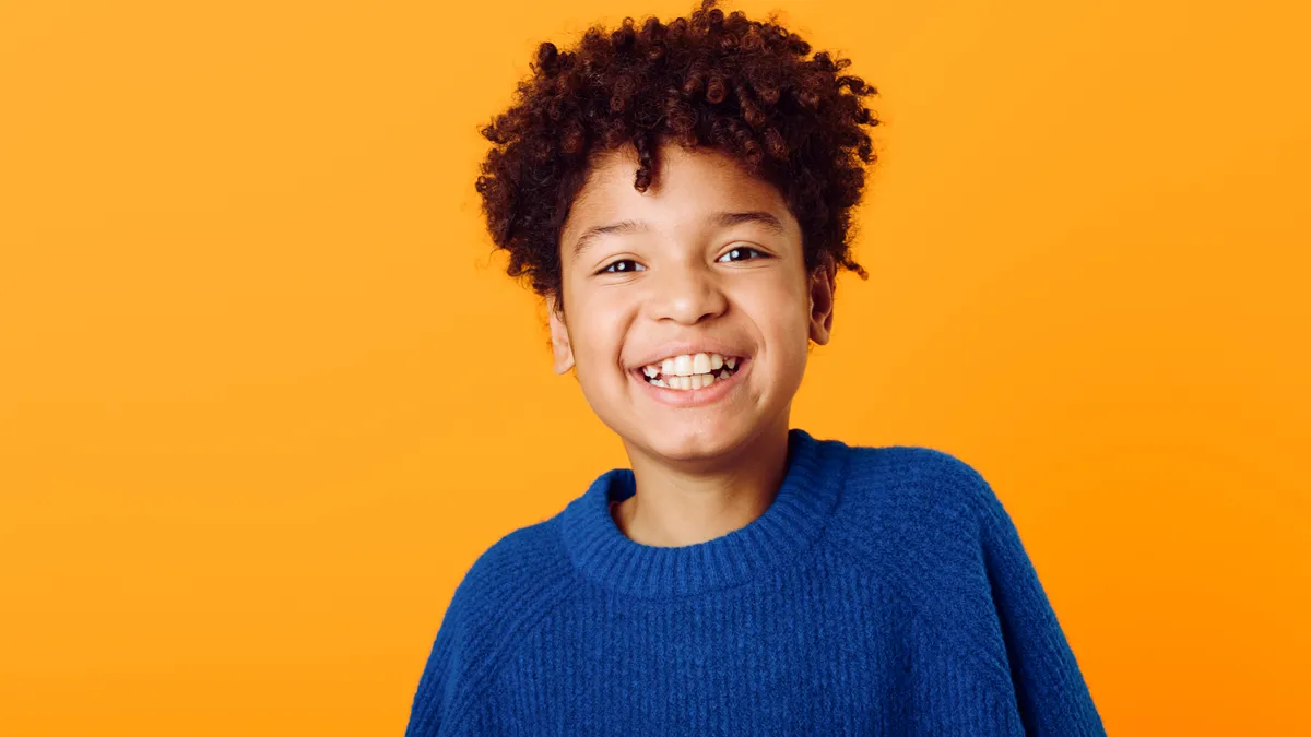 Niño sonriente y seguro de sí mismo