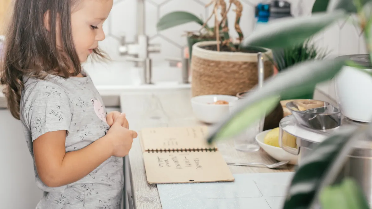 Niño pequeño realizando una tarea por sí mismo