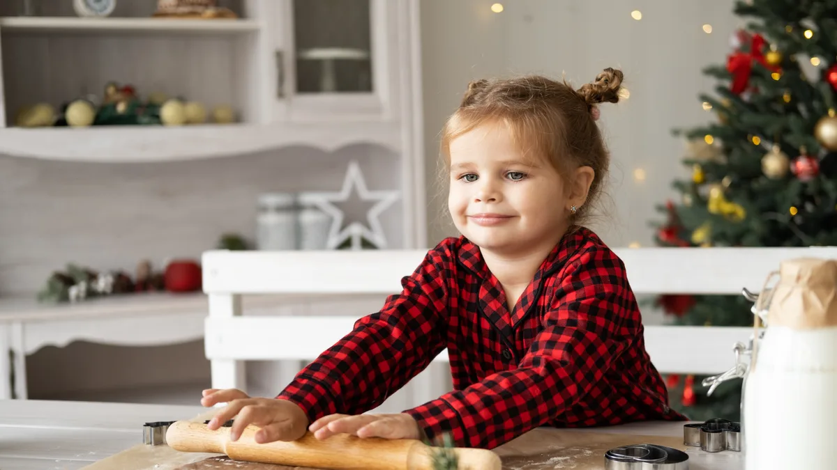 Niño y adulto cocinando juntos en casa