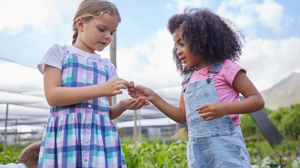 Niños ayudándose y compartiendo, fomentando la empatía