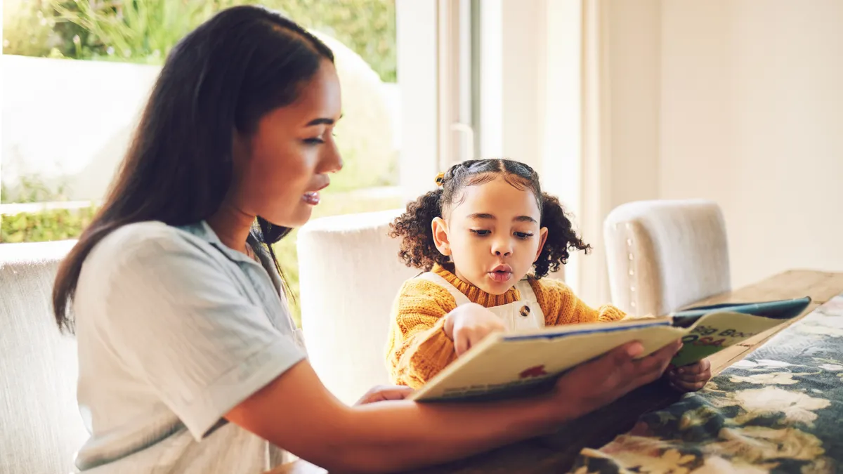 Niño leyendo con atención y comprendiendo un cuento