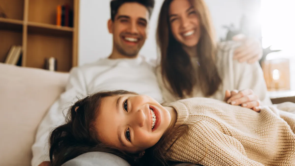 Familia compartiendo tiempo de calidad y juego en casa