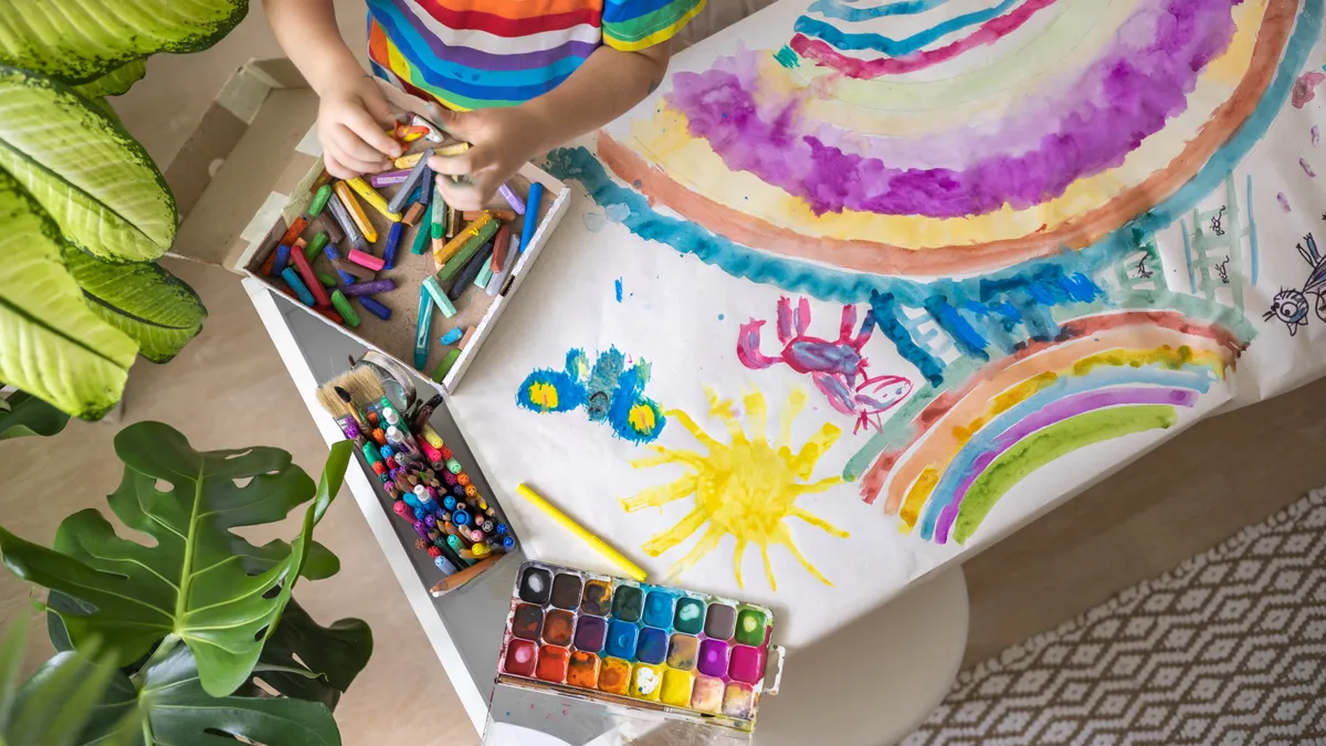 Niño pintando con libertad, expresando su creatividad
