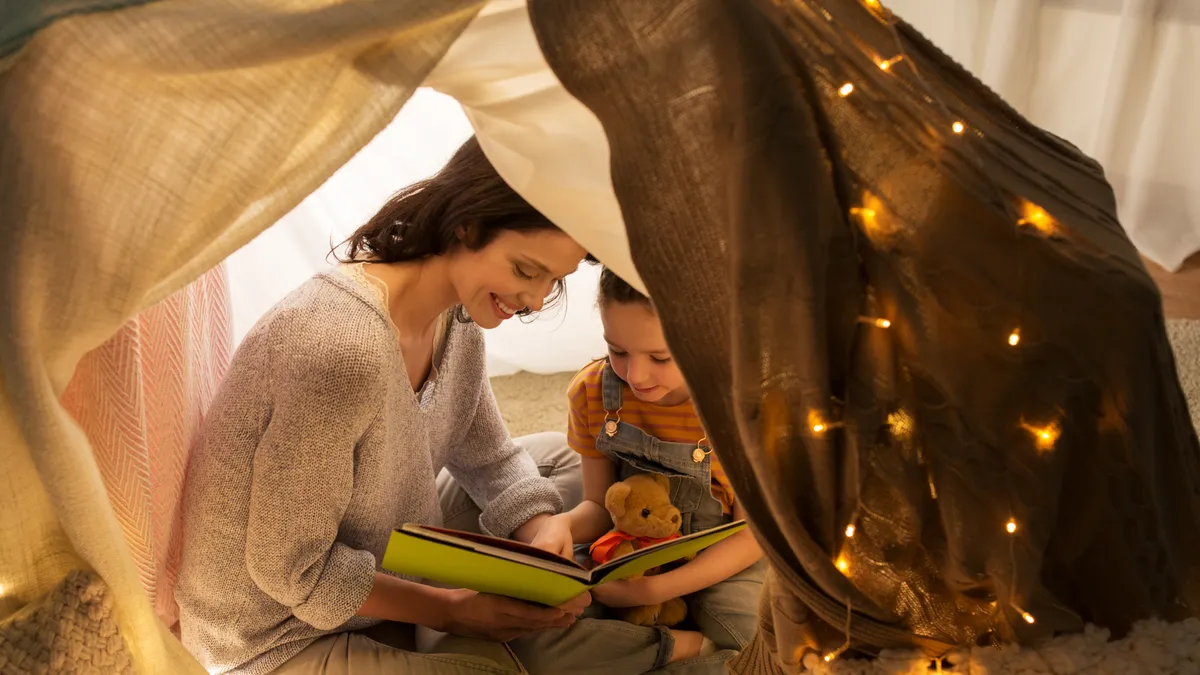 Madre leyendo un cuento infantil a su hijo