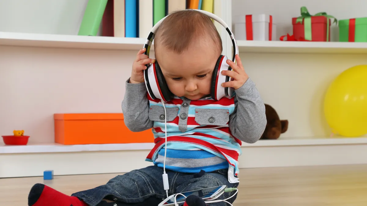 Bebé atento a sonidos y música, estimulando su desarrollo auditivo