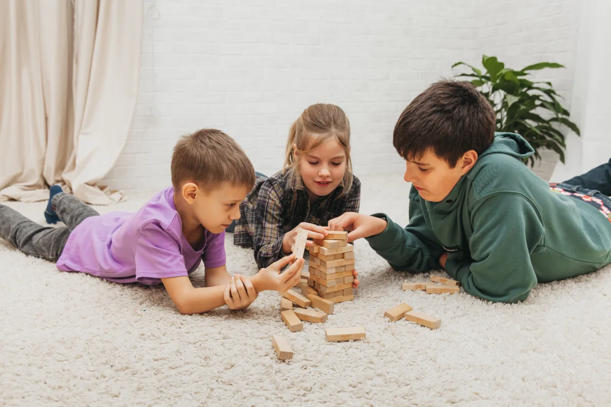 Niños de 4 años jugando de forma simbólica