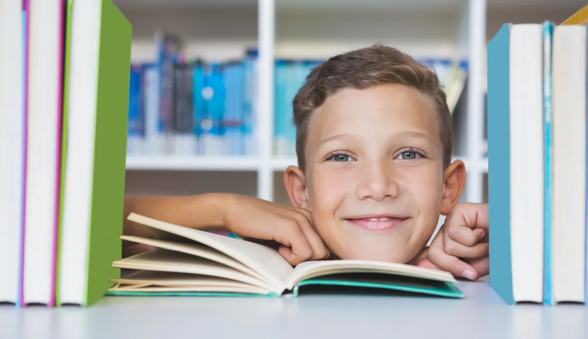 Niño de 6 años aprendiendo a leer