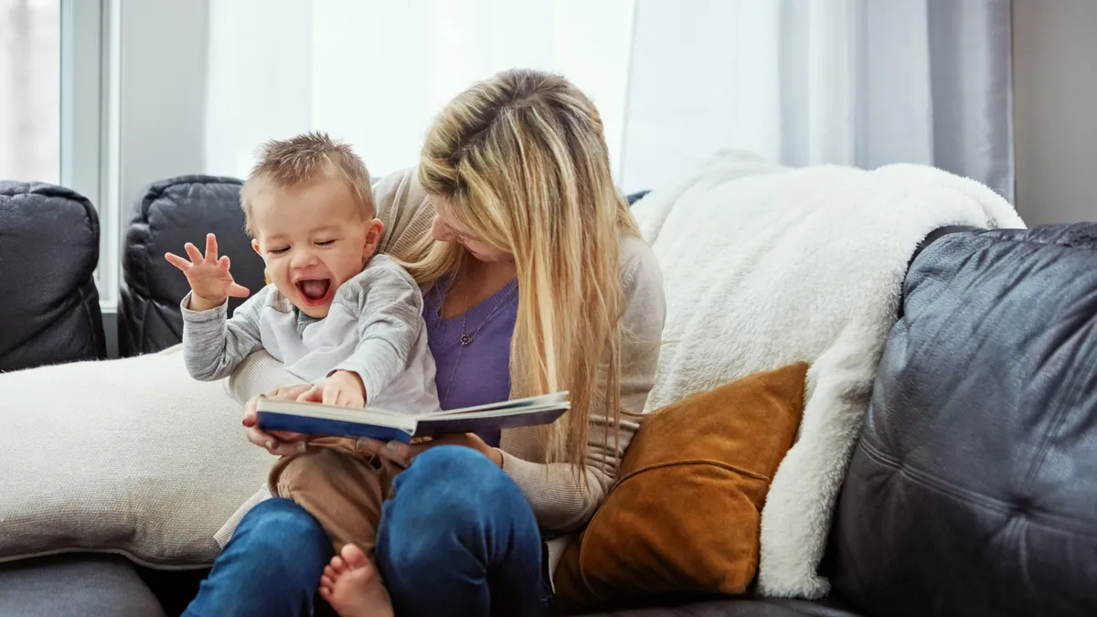 Madre leyendo y hablando con su bebé para estimular el lenguaje