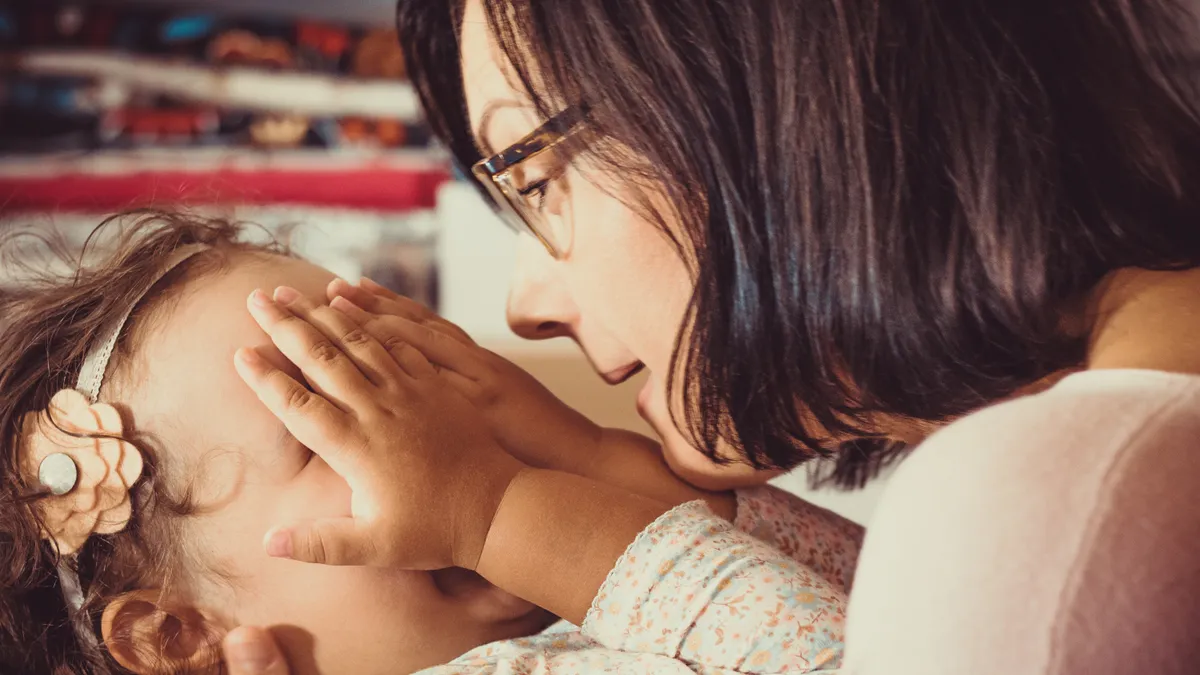 Madre acompañando con ternura las emociones de su hijo pequeño