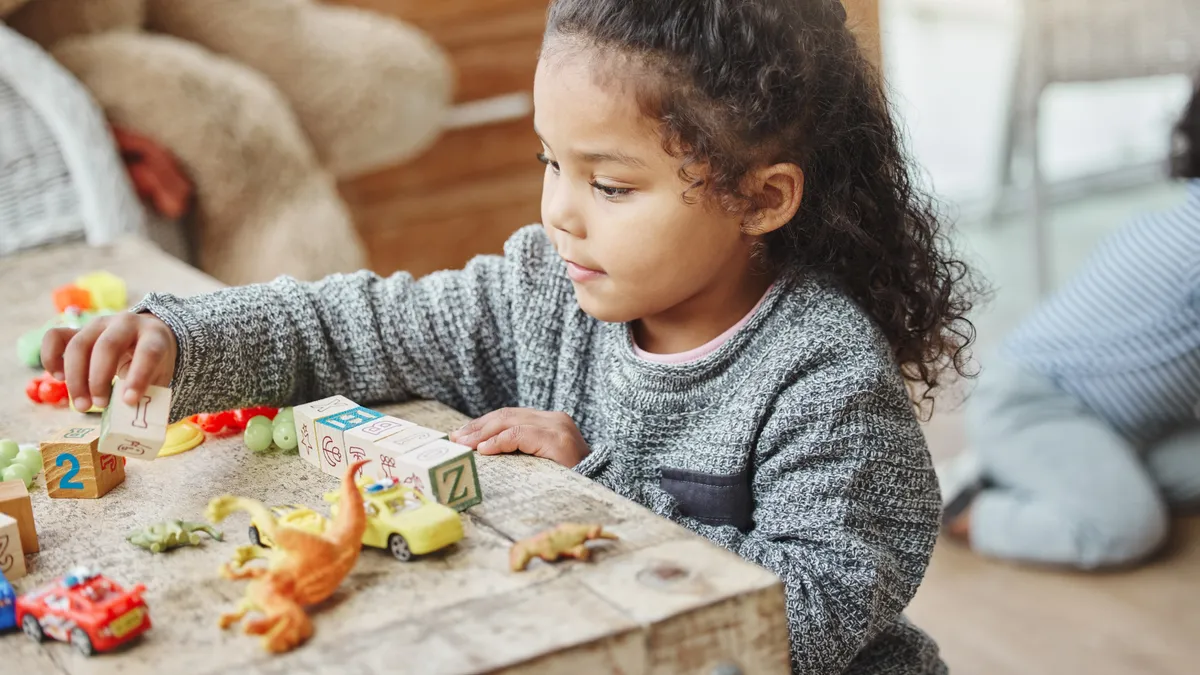 Niño pequeño explorando y aprendiendo, desarrollo integral