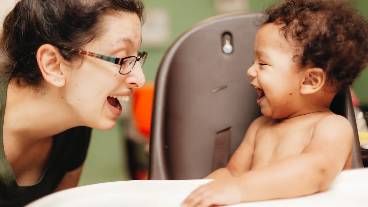 Madre conversando frente a frente con su hijo, estimulando el lenguaje