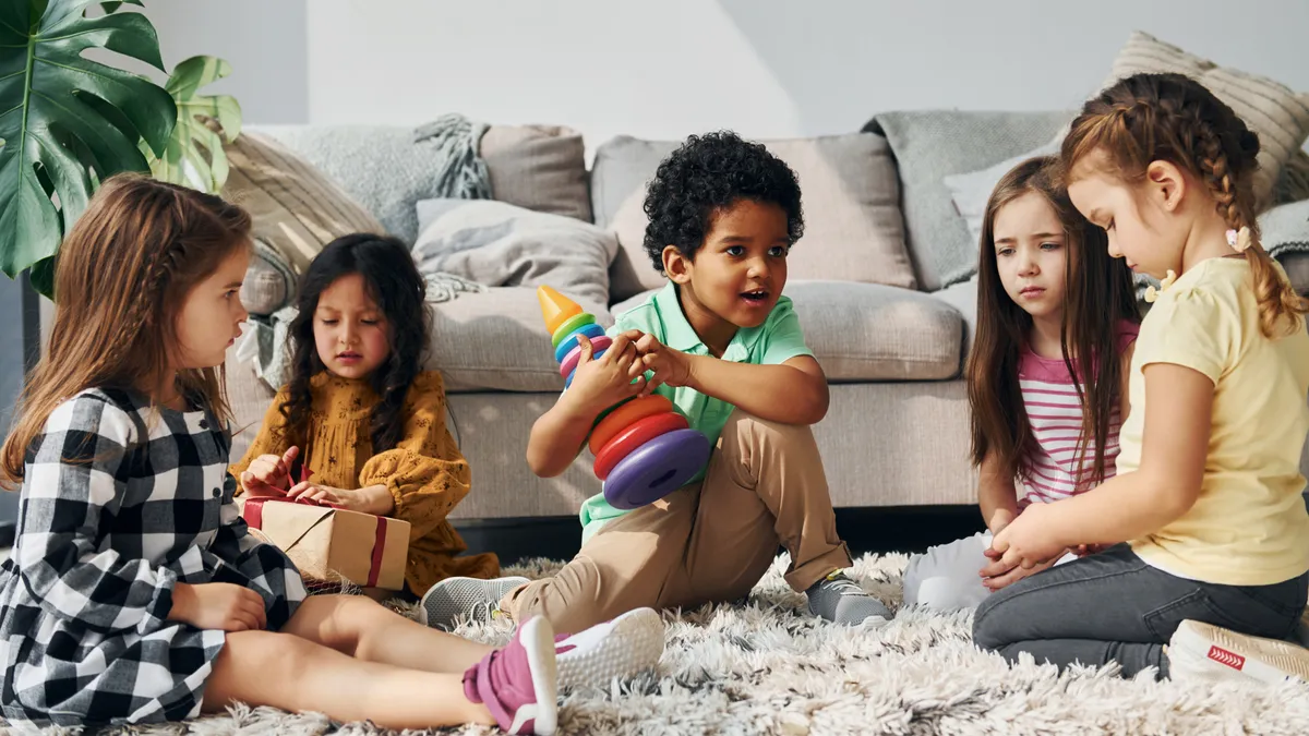 Niños jugando juntos y compartiendo, desarrollando habilidades sociales