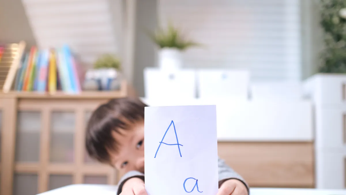 Niño leyendo con atención, aprendizaje de la lectura