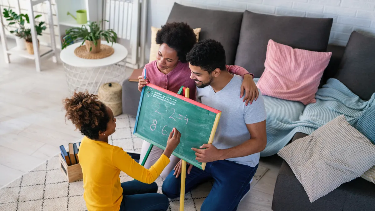 Familia acompañando la educación de su hijo en casa