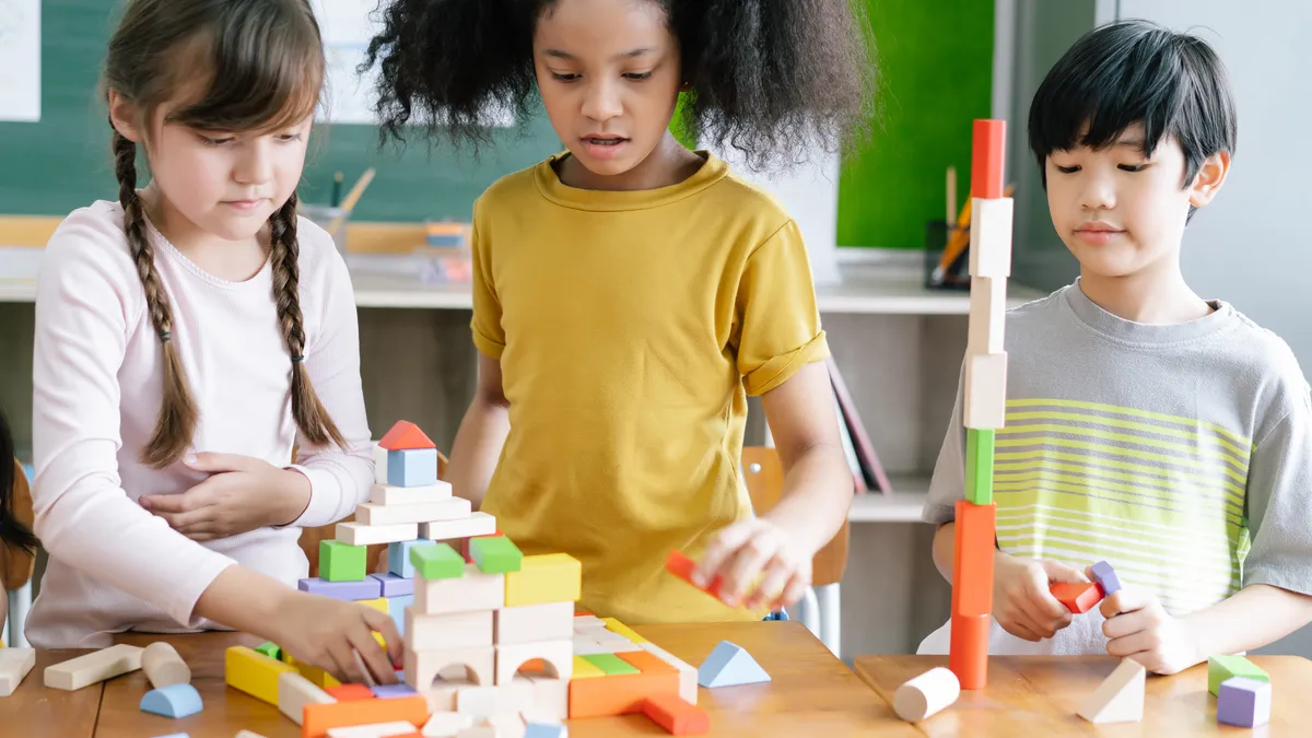 Niños aprendiendo de distintas formas: mirando, escuchando y haciendo