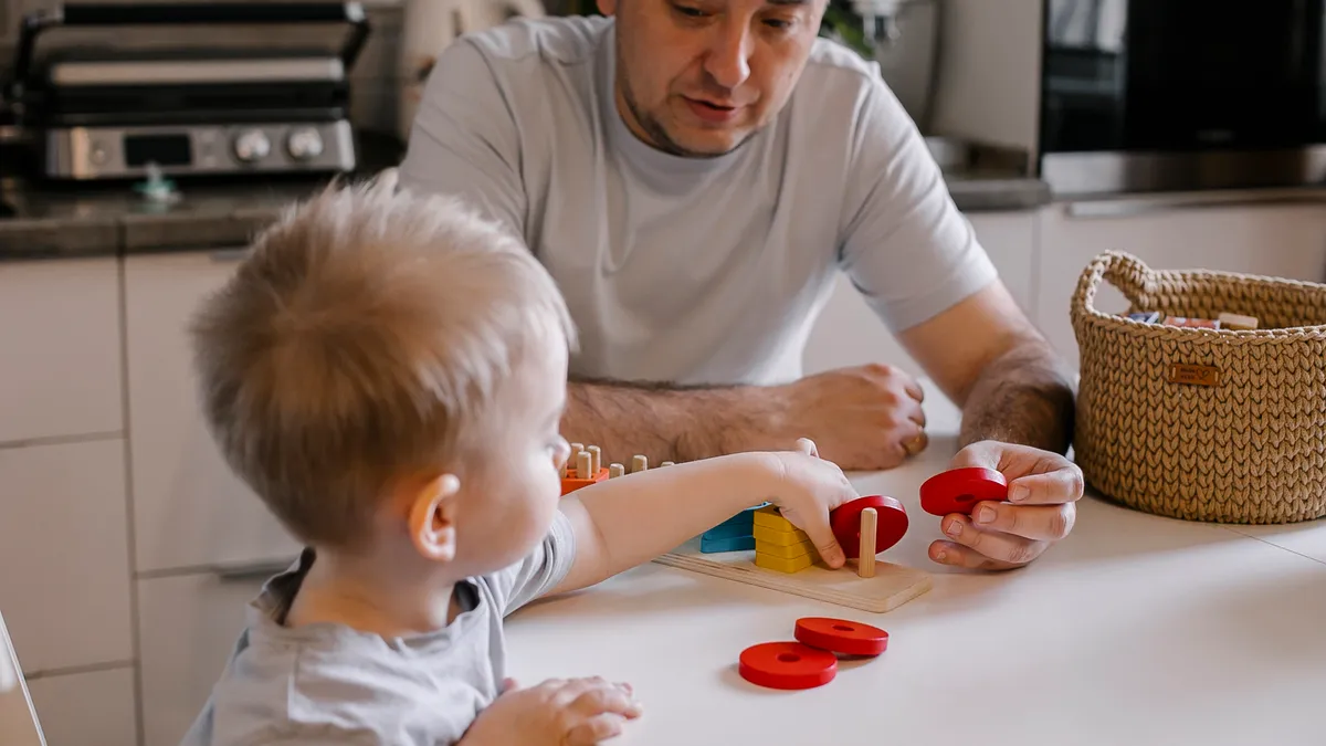 Madre estimulando a su bebé con juego tranquilo y materiales adecuados