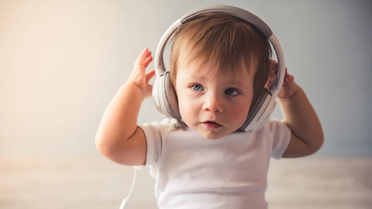 Bebé atento a sonidos y música, estimulación auditiva