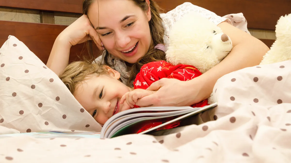 Padre e hijo disfrutando juntos la lectura de un cuento en casa