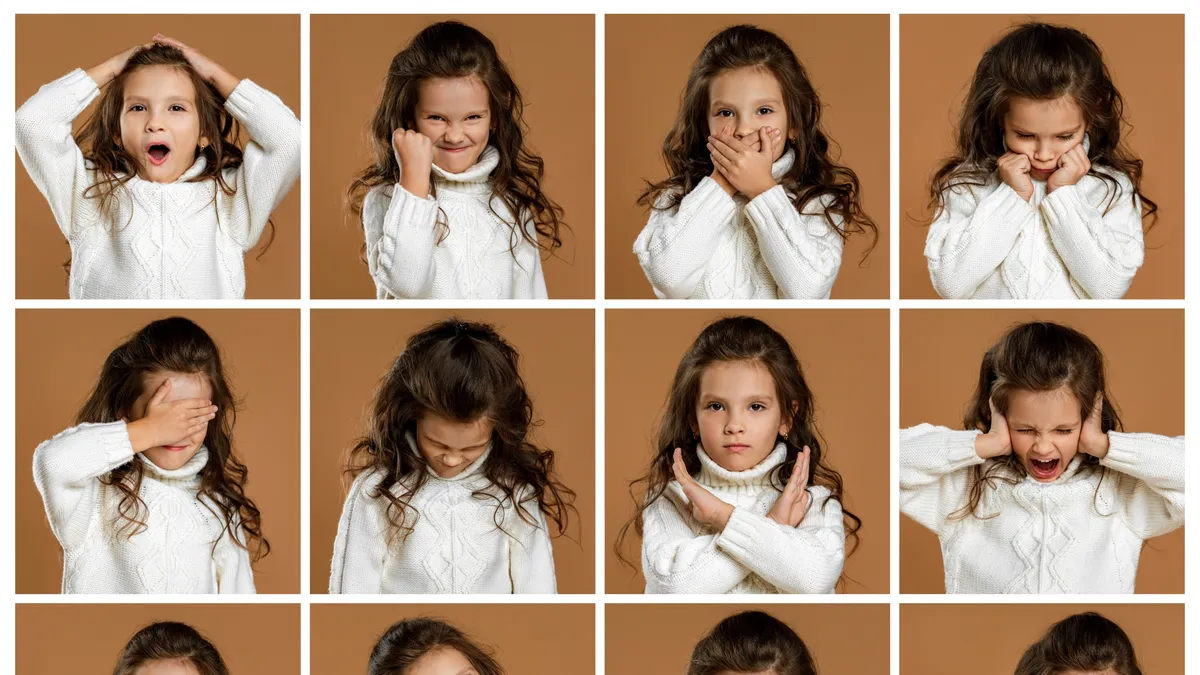 Niño expresando sus emociones acompañado por un adulto