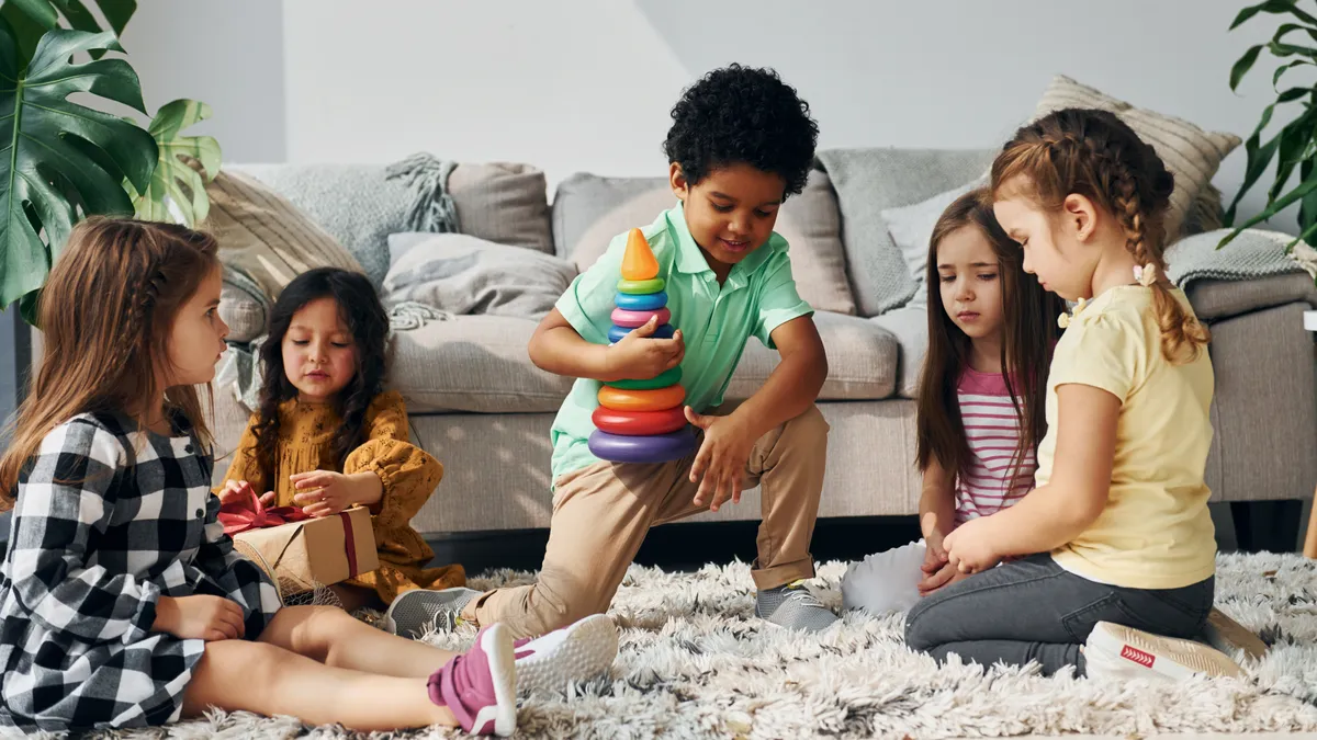 Grupo de niños compartiendo y jugando, habilidades sociales