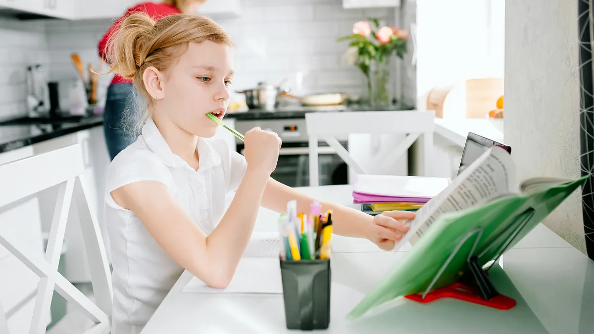 Niño en una actividad cotidiana que fortalece sus inteligencias