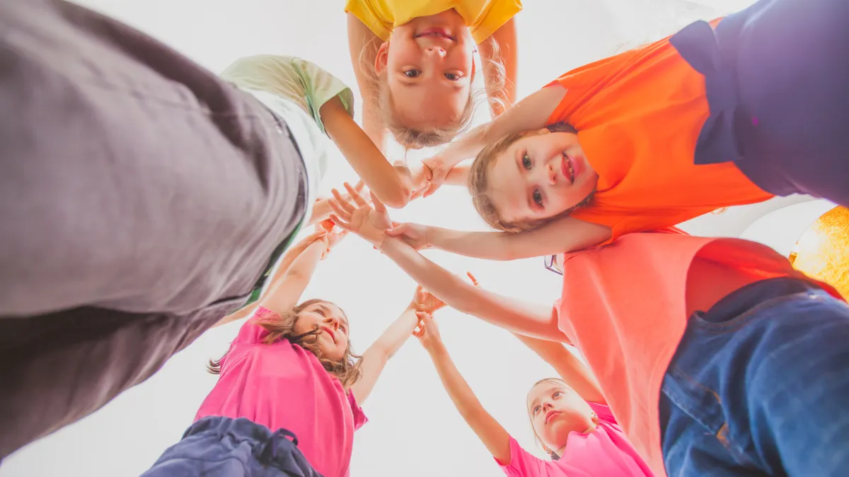 Niños cooperando y jugando juntos, inteligencia interpersonal