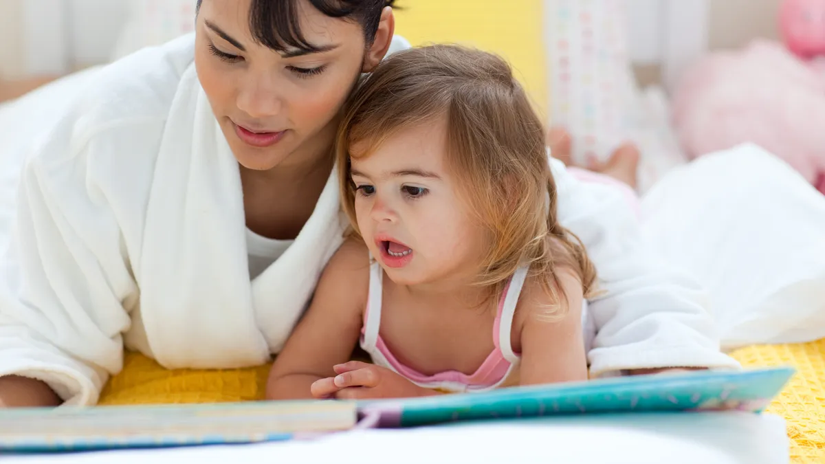 Madre leyendo con su hijo, estimulando la inteligencia lingüística