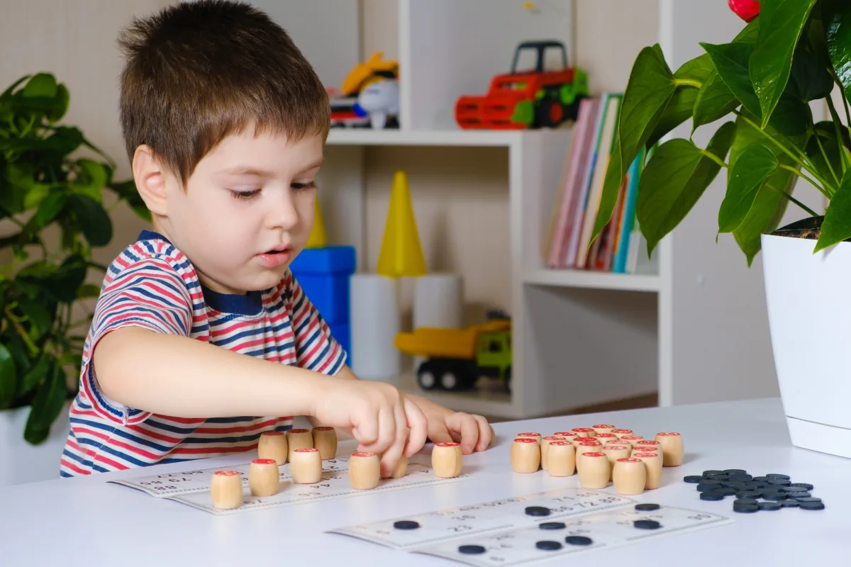 Niño jugando con bloques y patrones matemáticos