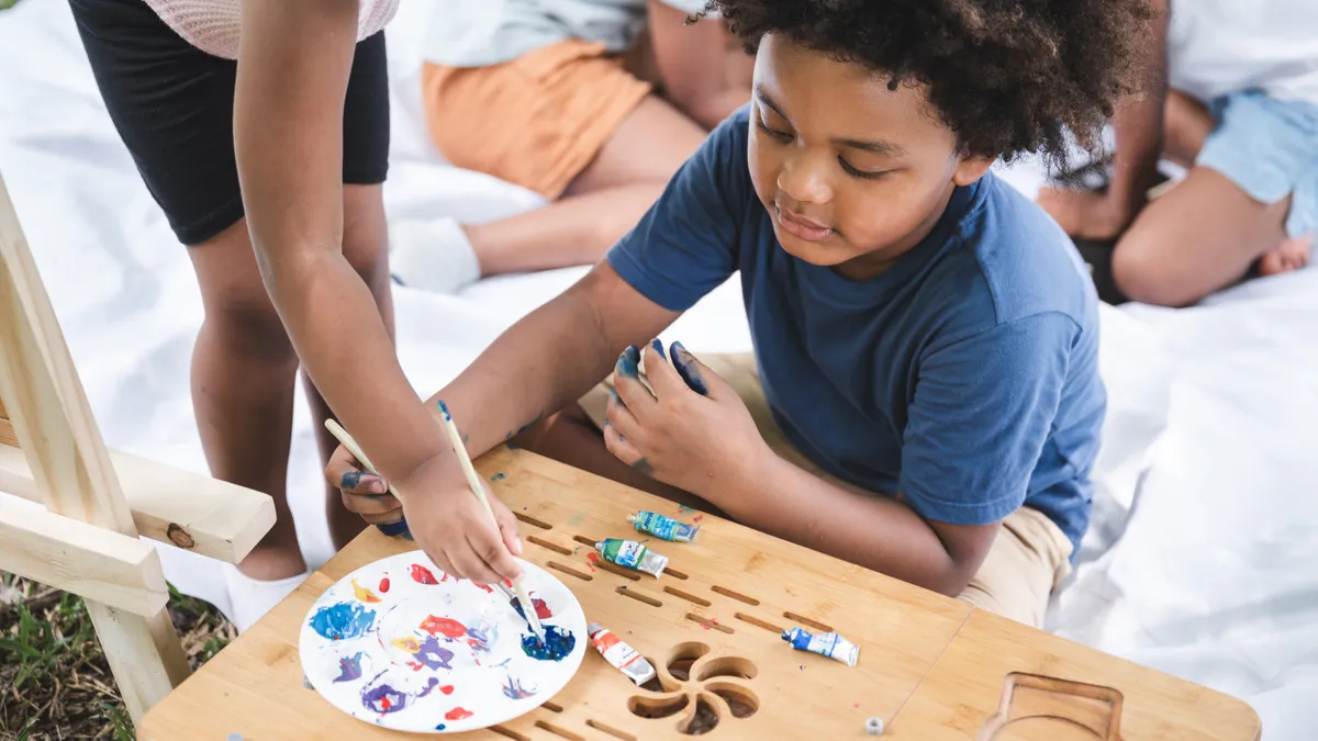 Niños desarrollando distintas inteligencias en actividades variadas
