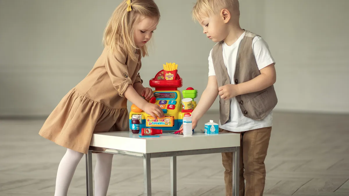 Niños jugando y aprendiendo con materiales variados