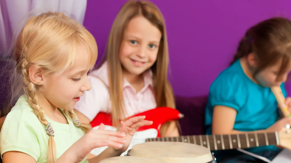 Niños jugando con instrumentos y sonidos en casa