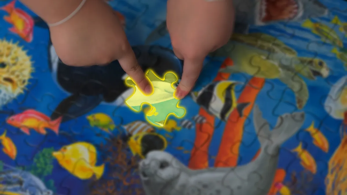 Bebé explorando texturas y colores en juego sensorial