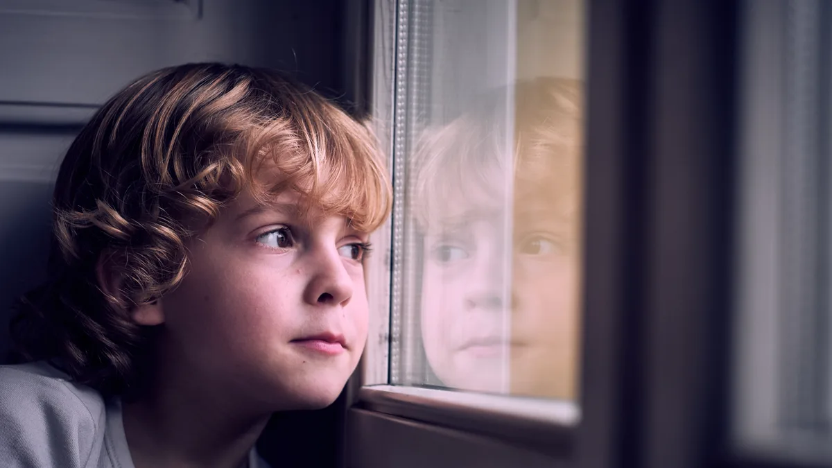 Niña reflexionando en un momento de calma
