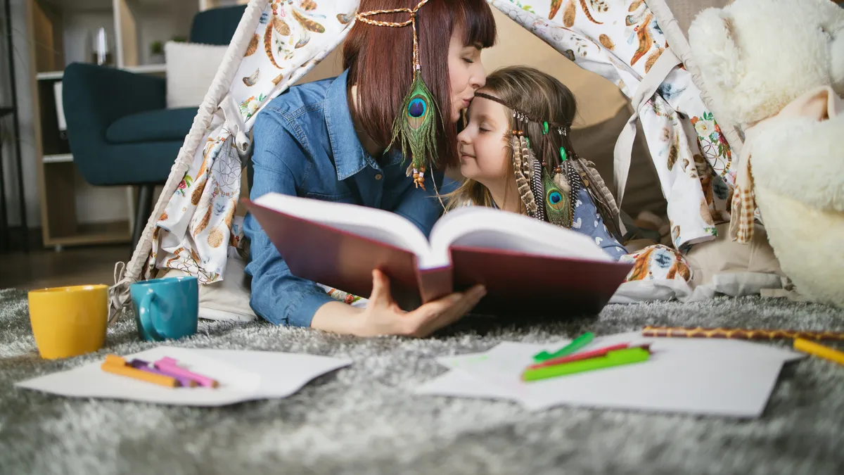 Familia leyendo un cuento junta en casa