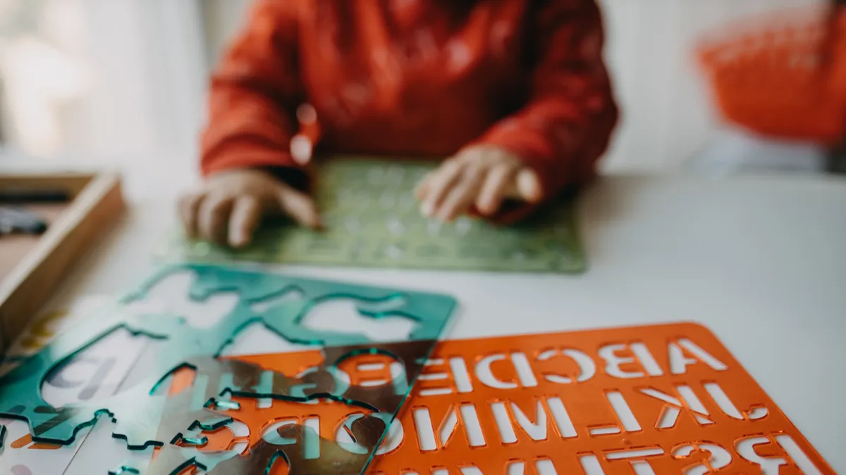Niño explorando un libro interactivo lleno de sorpresas y texturas