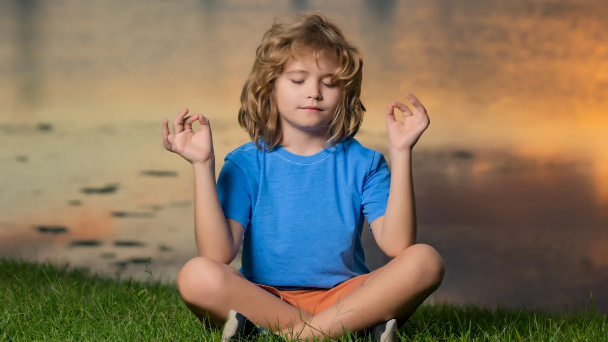 Niño en un momento de calma y respiración consciente