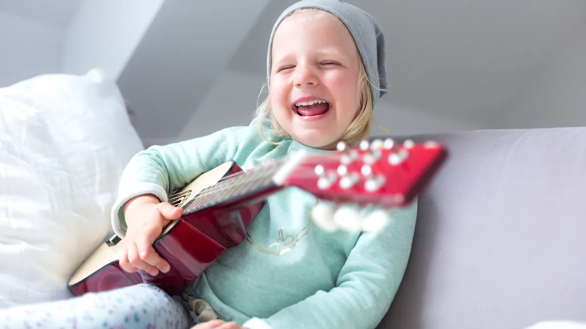 Niño cantando canciones infantiles con alegría
