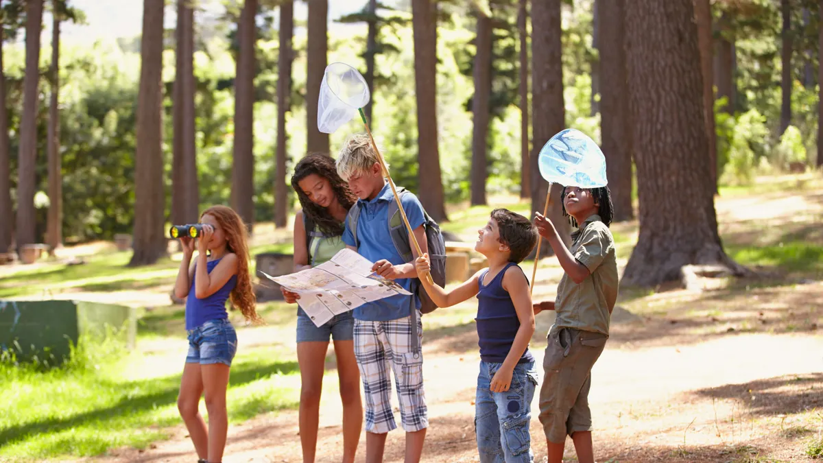 Niños jugando y explorando al aire libre en la naturaleza
