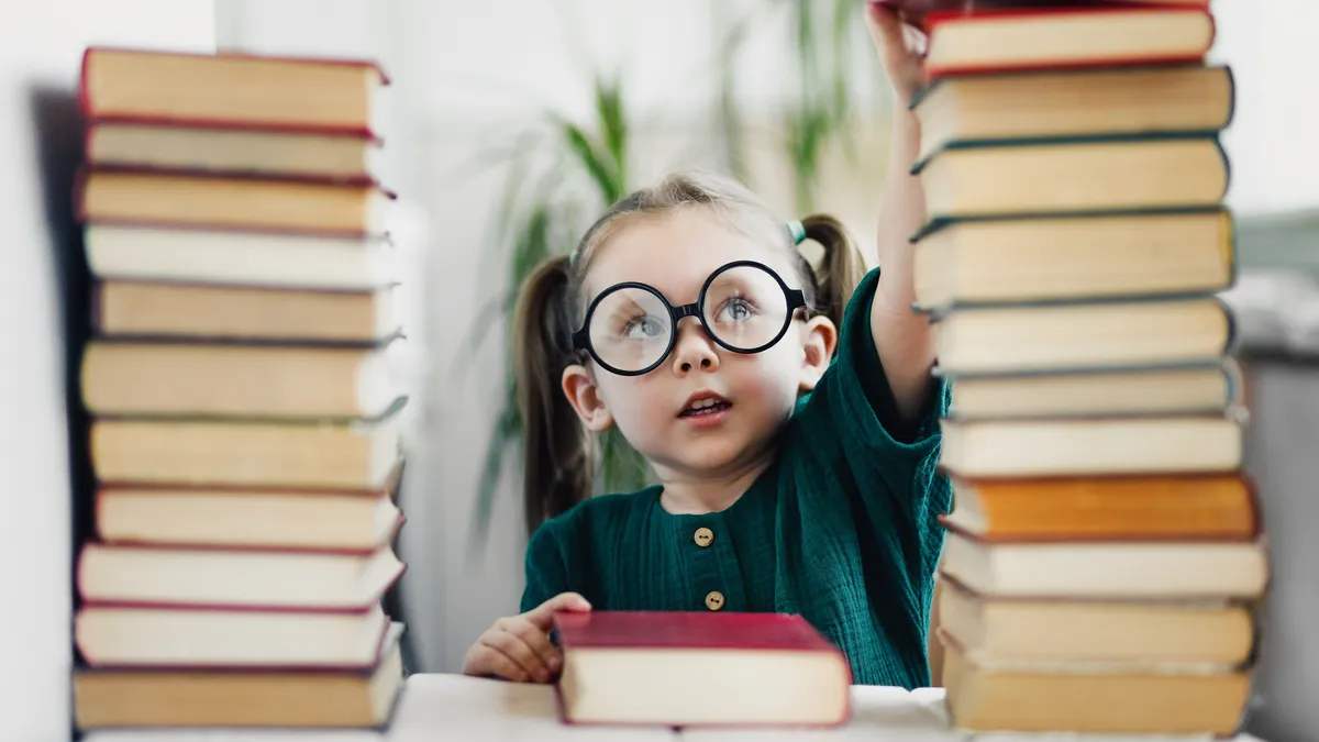Niño leyendo, ilustrando cómo el cerebro aprende a leer