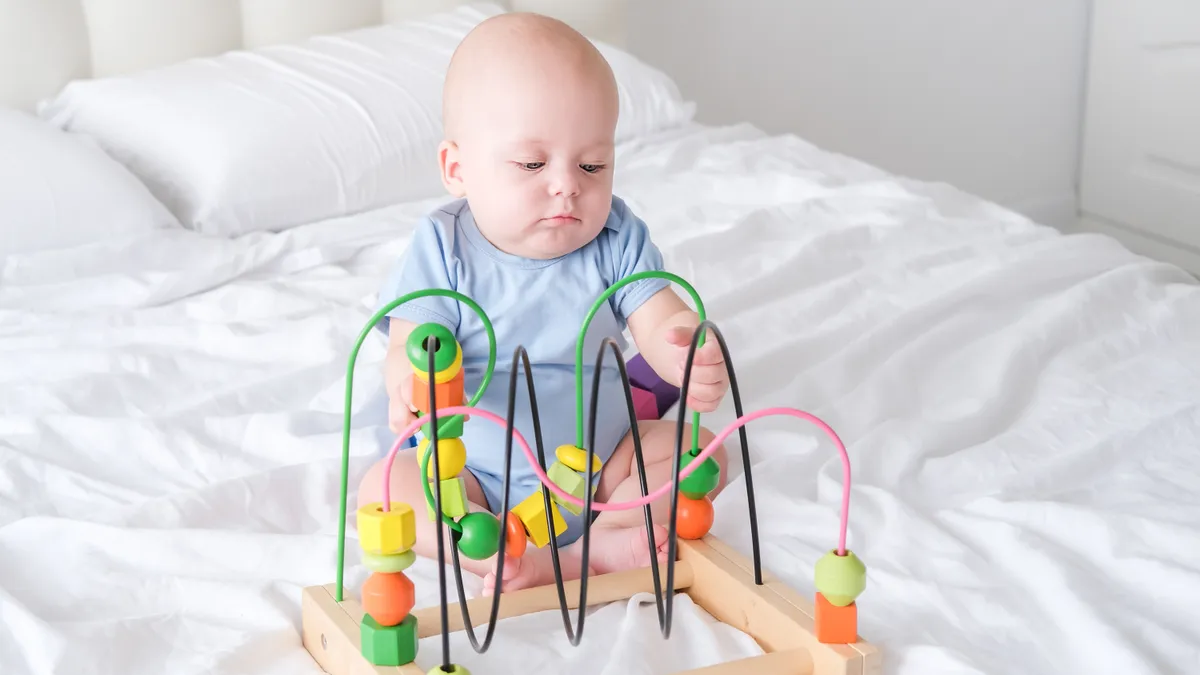 Bebé explorando, ilustrando el neurodesarrollo temprano