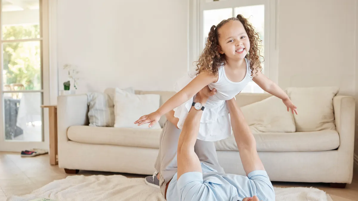 Papá jugando y compartiendo tiempo con su hijo en casa