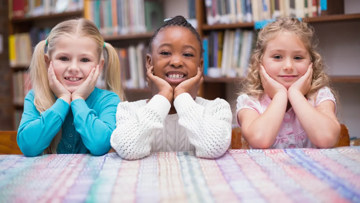 Niños explorando idiomas con libros y juego, aprendiendo desde pequeños