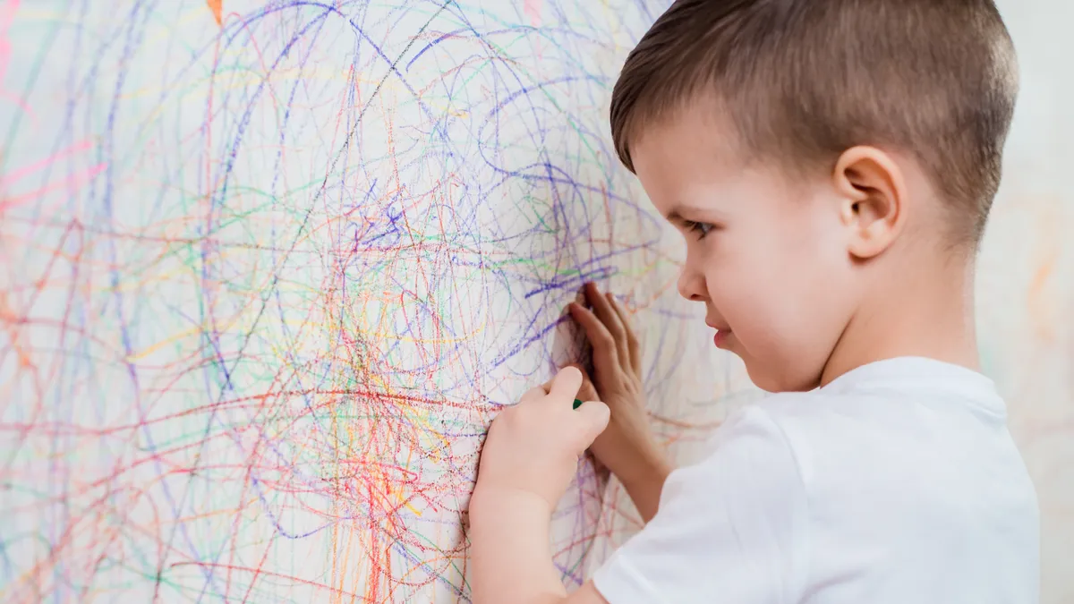 Bebé explorando con asombro, ilustrando la neuroplasticidad temprana
