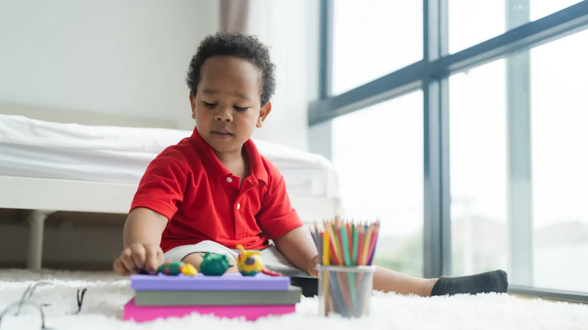 Niño pequeño jugando y explorando en sus primeros años de vida