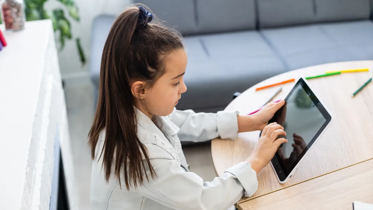 Niño aprendiendo con una app de realidad aumentada acompañado
