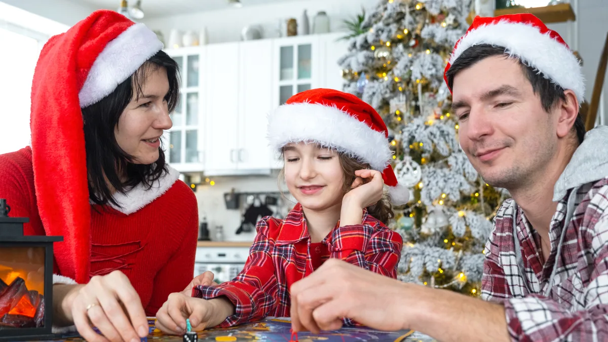 Familia jugando con retos matemáticos en casa