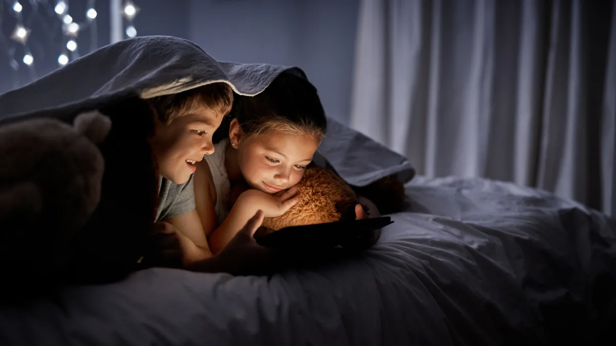 Madre y su hijo en la rutina de antes de dormir