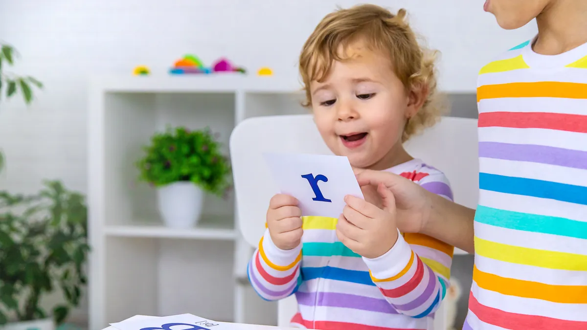 Niño aprendiendo un segundo idioma de forma lúdica